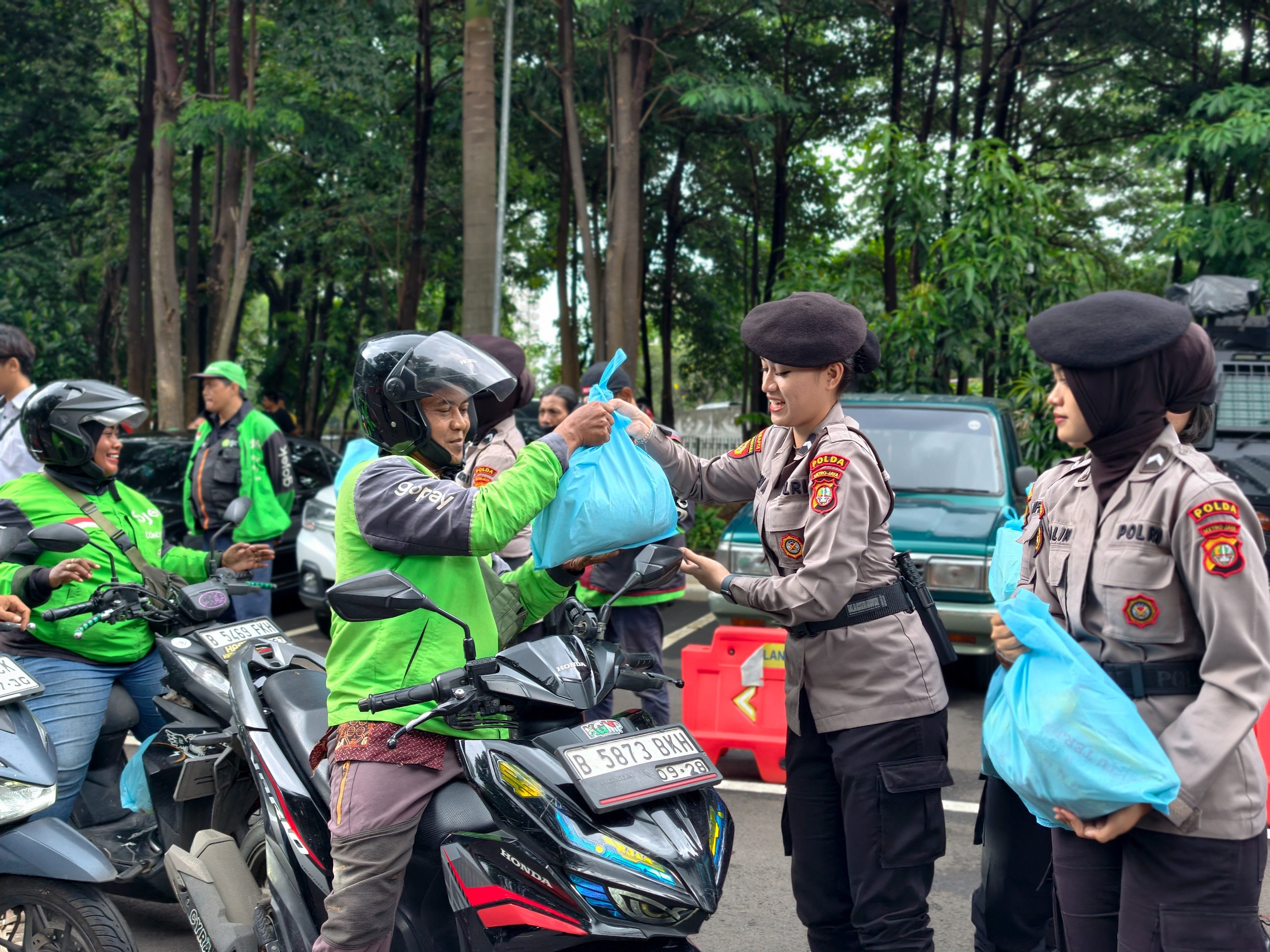 Polda Metro Jaya Hadir untuk Ojol dan PHL Lewat Program Jum’at Peduli